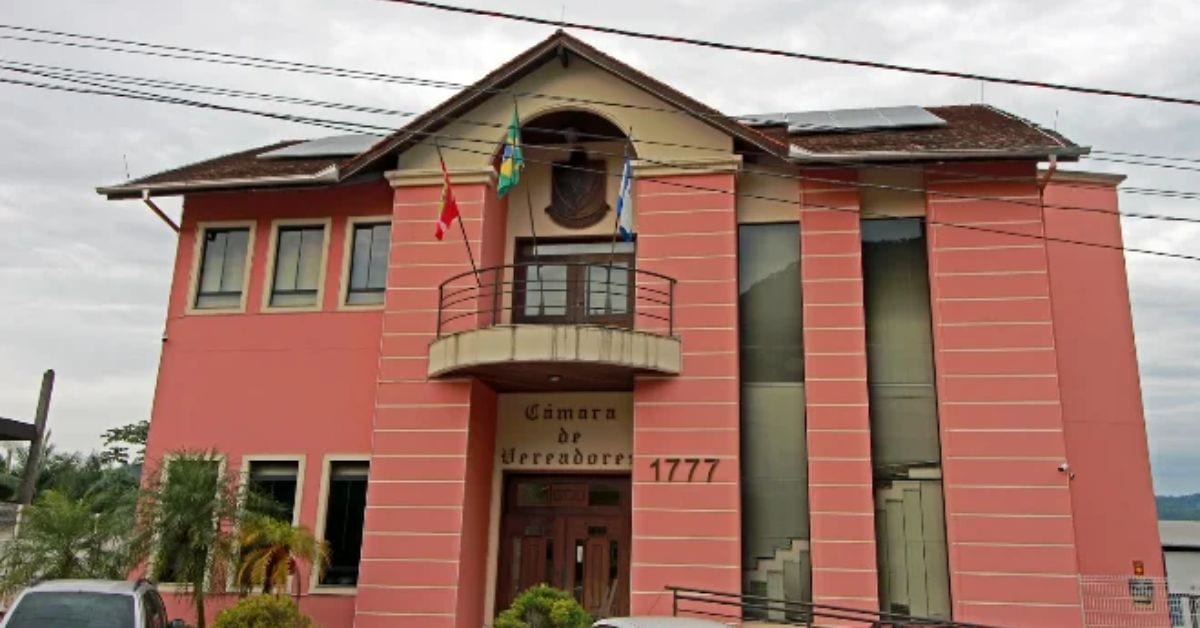 IXPIA FLORIPA: cidade de SC abre concurso com salários de até R$ 7,4 mil