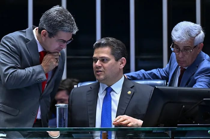 PEC que acaba com escala 6x1 começa a tramitar no Plenário
