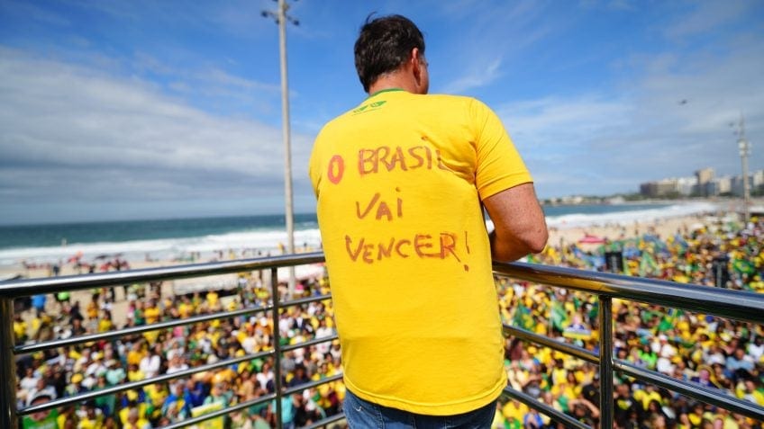 Flávio usa camiseta “O Brasil vai vencer” no primeiro ato em Copacabana