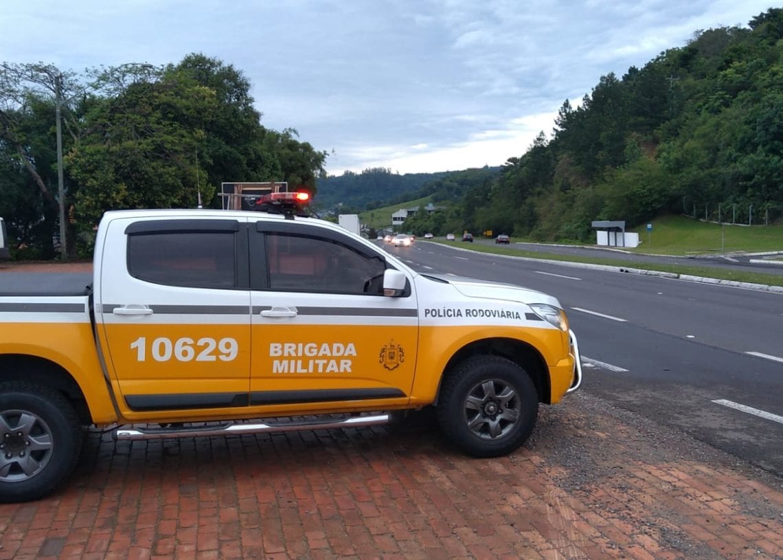 Colisão frontal entre dois veículos deixa apenas danos materiais na ERS-020, em Taquara