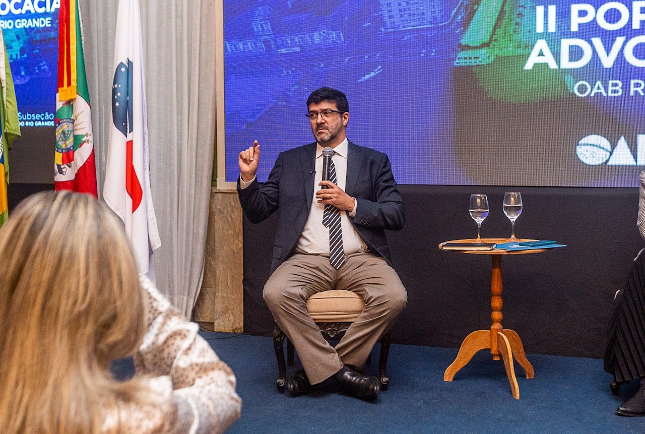 Ex-presidente do TRT-4 palestra sobre o fim da escala 6x1 no II Porto da Advocacia