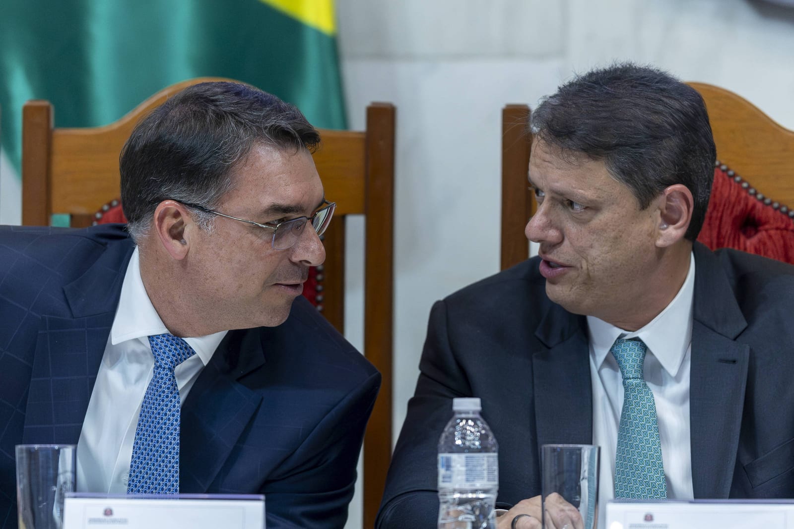 Fuga de Flávio precipita ascensão de Tarcísio, e direita aposta em nomes do Senado para liderar oposição