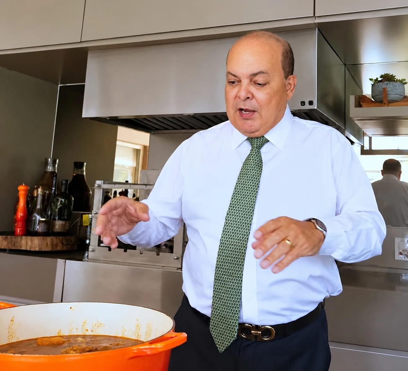 Buchada, carne de sol e costela de carneiro: Ibaneis Rocha reaparece após silêncio nas eleições