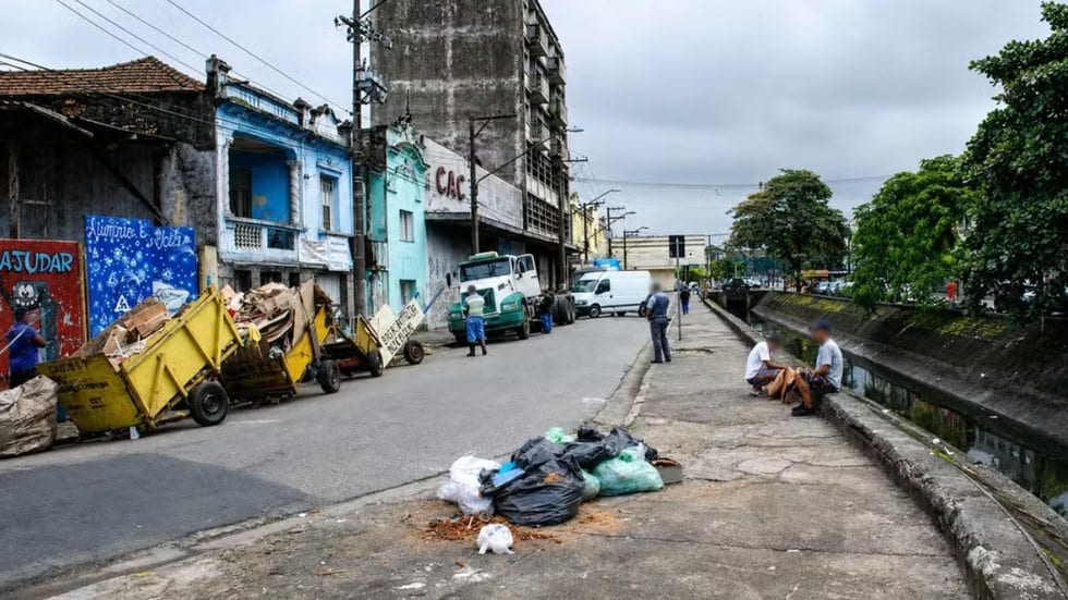 Polícia Civil apura morte de homem achado em canal na Avenida Campos Salles, em Santos