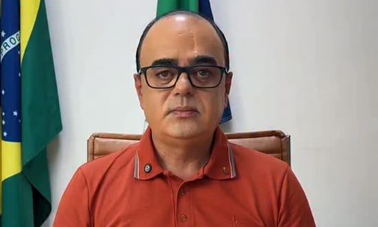 Prefeito deixa o cargo e presidente da Câmara assume gestão de Simão Dias
