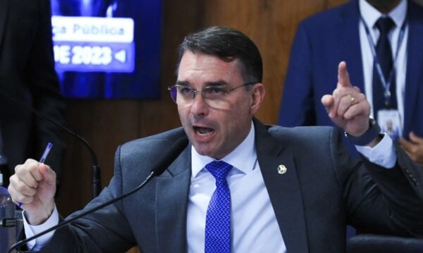 Após dizer que não deixaria o país, Flávio chega aos EUA com apoio do governo Trump