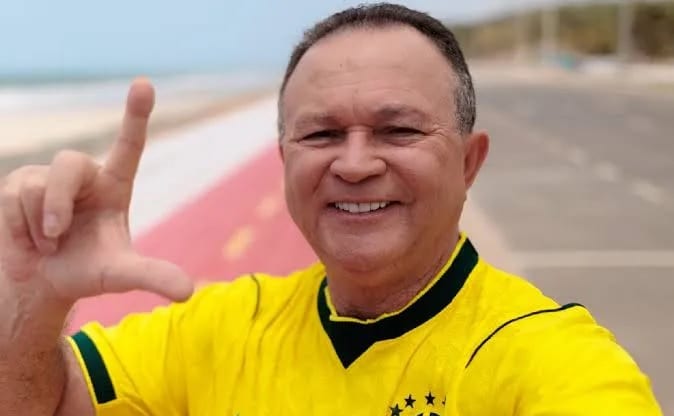 Brandão veste camisa da Seleção e anuncia apoio a Lula