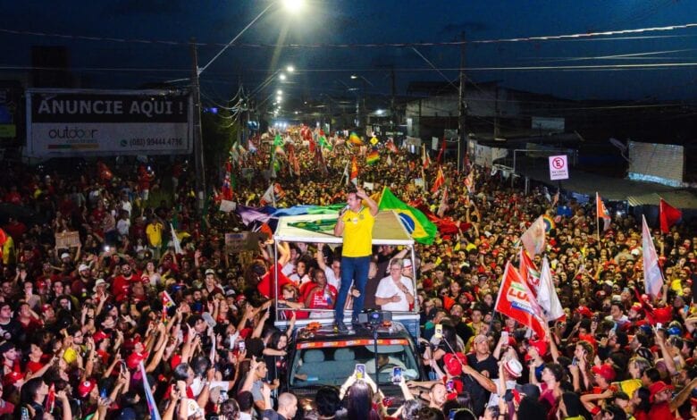 Lucas lidera caminhada pró-Lula que reúne multidão em Mangabeira