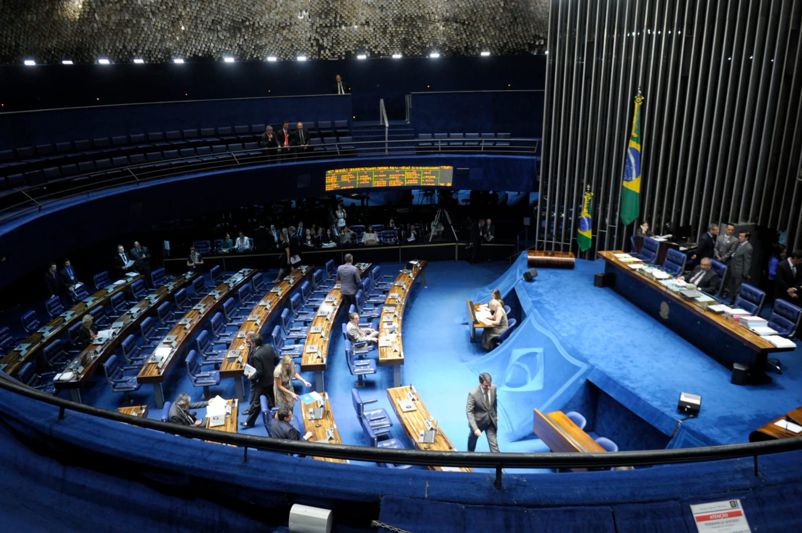 Voto para o Senado se decide nas últimas 48 horas e depende da disputa presidencial