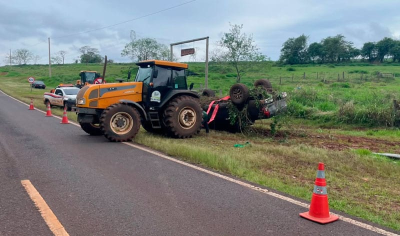 Caminhonete capota em rodovia vicinal entre Assis e Platina