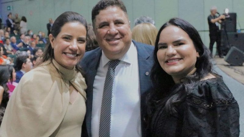 Raquel Lyra participa de ato religioso com família Collins no Recife