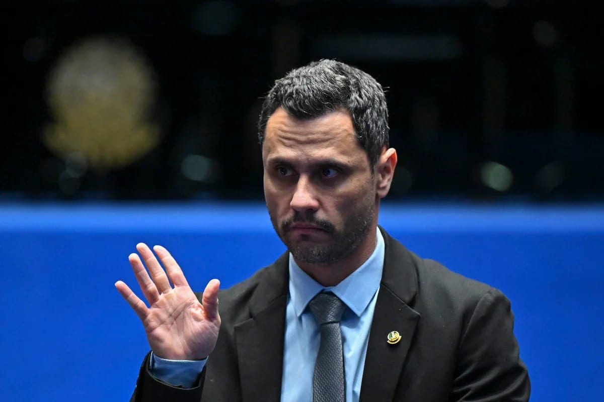 Cleitinho omitiu uso de aviões; um deles fez mais de 40 voos na eleição