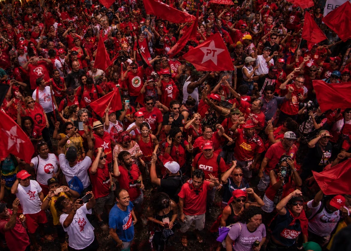Marcha no Centro de Porto Alegre pede virada de Lula no segundo turno
