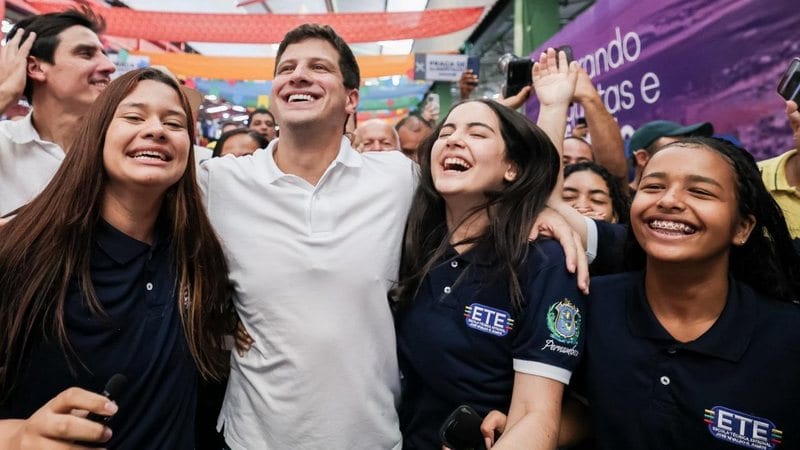João Campos propõe expansão do Pé-de-Meia no estado com categorias para férias, ensino técnico e empreendedorismo