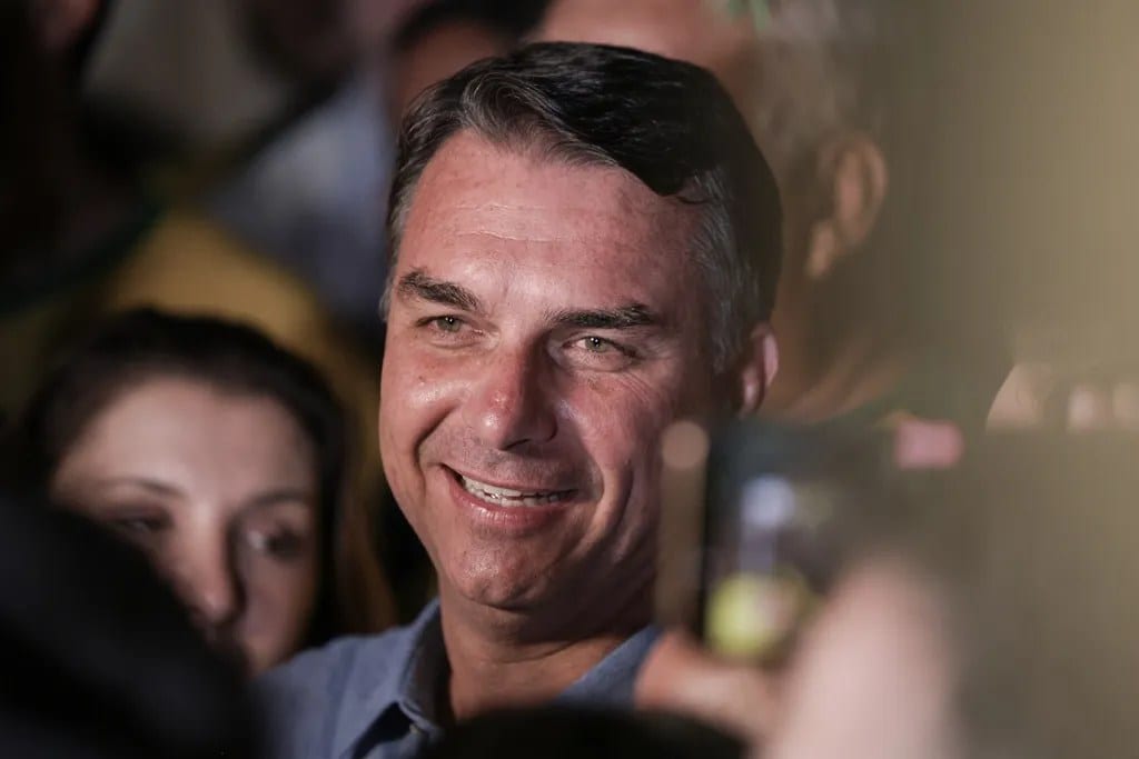 Flávio Bolsonaro fugiu? Site argentino relata possível saída do Brasil