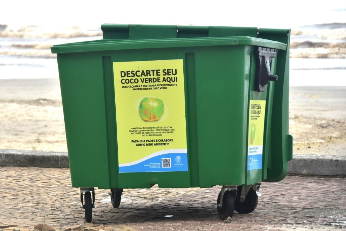 Praia Grande transforma cocos da orla em adubo via compostagem