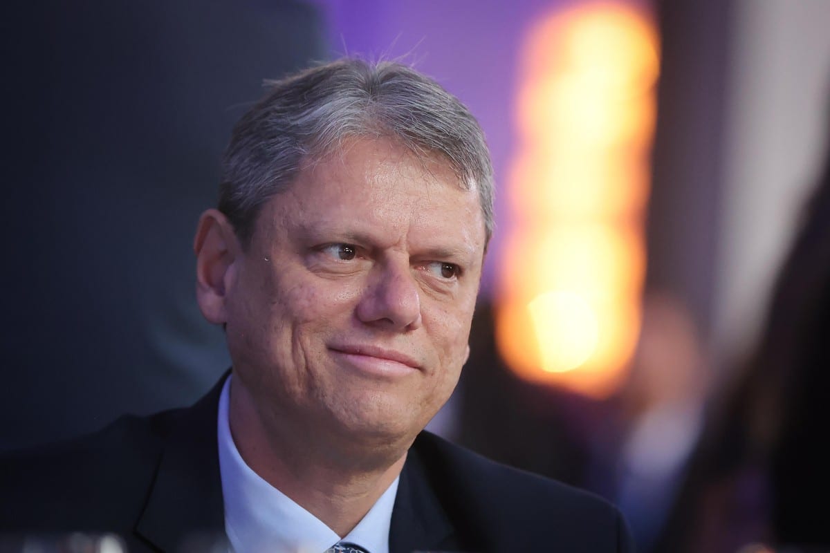 Tarcísio diz que entende 'indignação' e 'revolta' de Flávio, mas defende respeito ao resultado