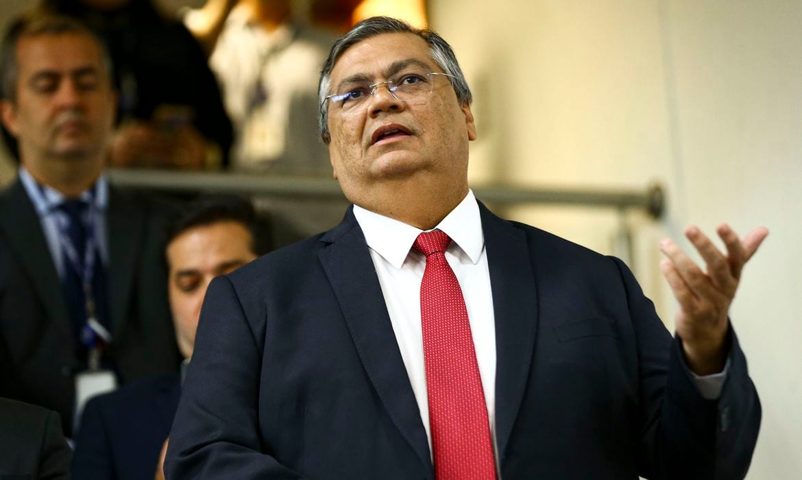 Dino manda PF apurar interferência externa no processo eleitoral