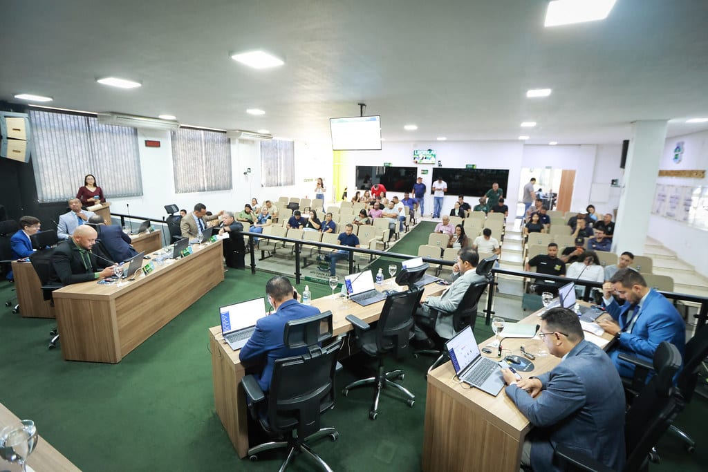 Projetos voltados à educação, saúde e valorização dos servidores são apresentados durante a 131ª Sessão Ordinária