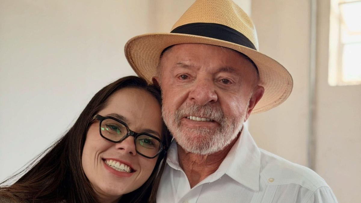 Quem é Bia, neta de Lula que viralizou com vídeos políticos e escreveu carta emocionante ao avô antes das eleições