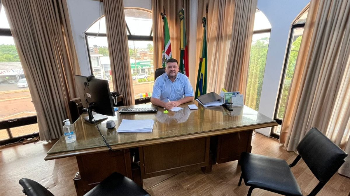 Prefeito Rodrigo Sartori deu entrevista no gabinete na última sexta-feira