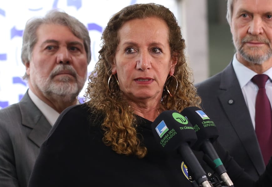 “Agenda do desenvolvimento é incompatível com o aperto do ajuste fiscal”, afirma Jandira