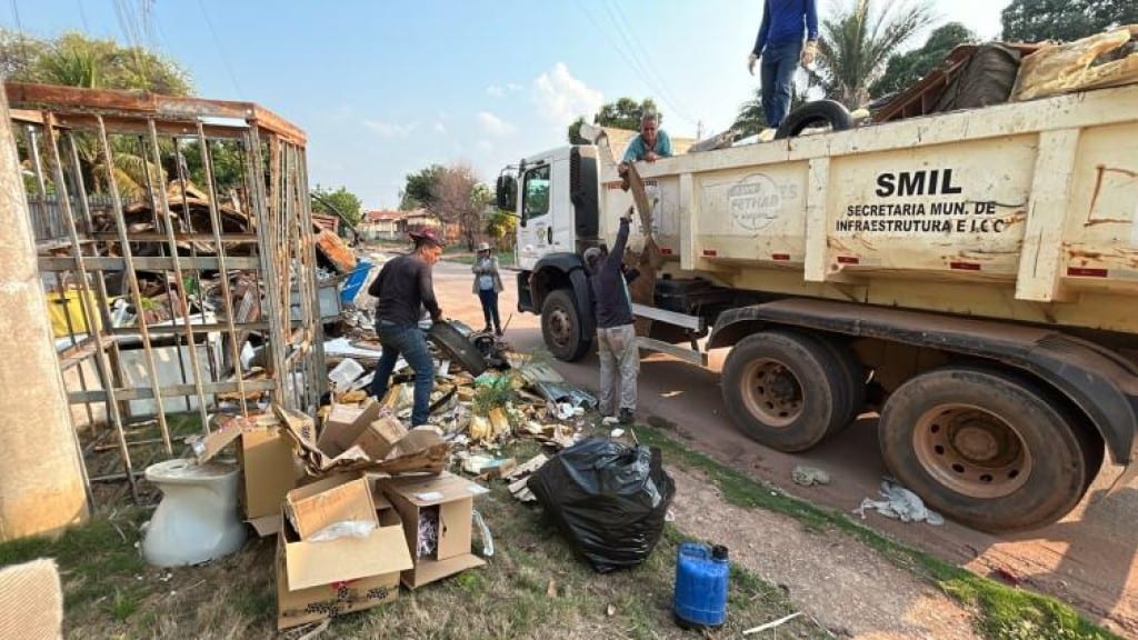 Prefeitura de Cáceres recolhe cinco caminhões de materiais inservíveis durante mutirão de limpeza no Jardim das Oliveira