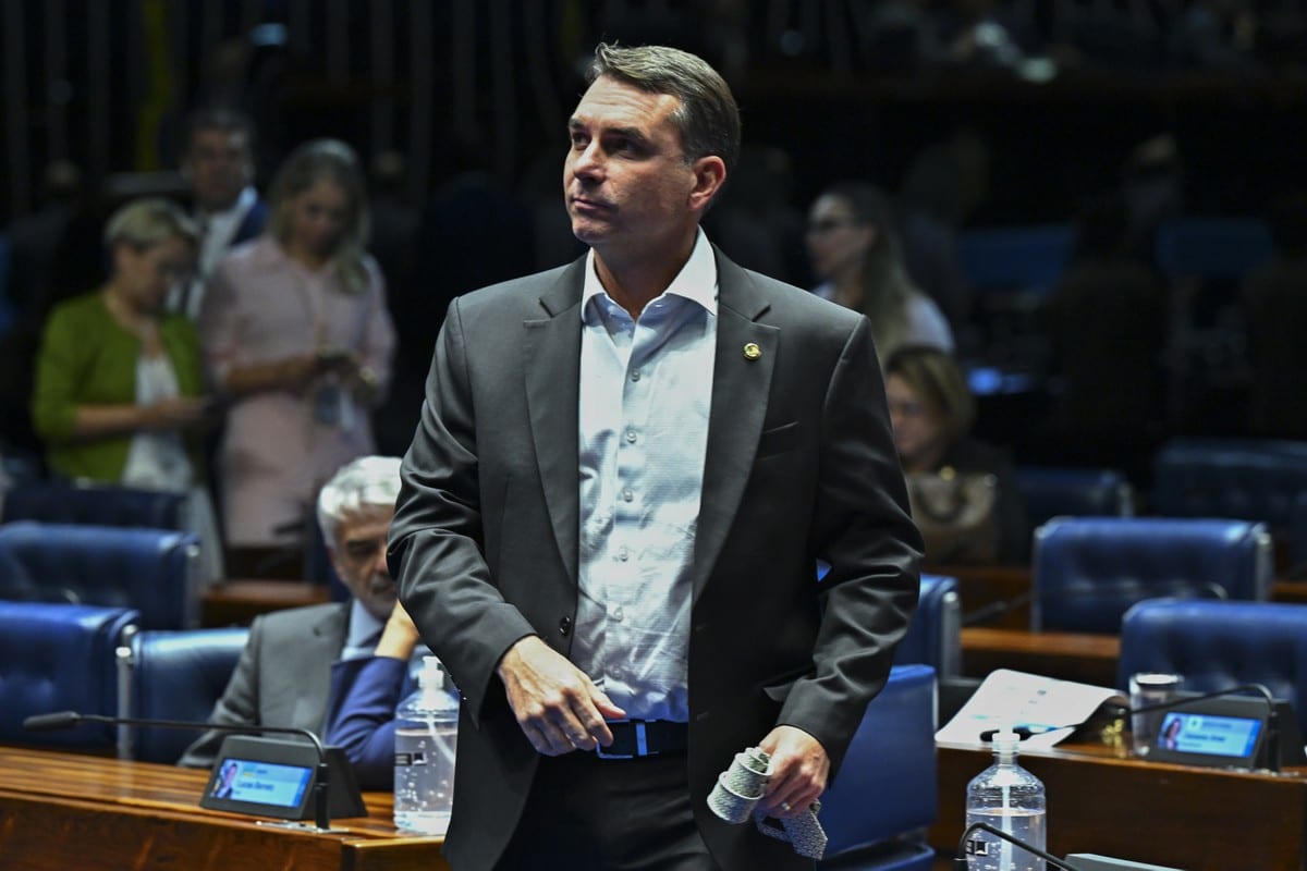 Com baixo interesse do governo por cassação, Flávio deve concluir o mandato de senador