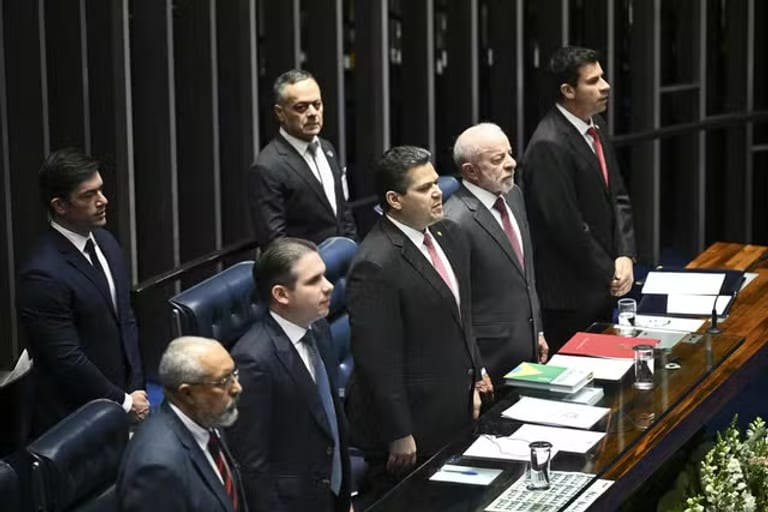 Emenda do fim da 6x1 é publicada no Diário Oficial. Prazos começam a valer