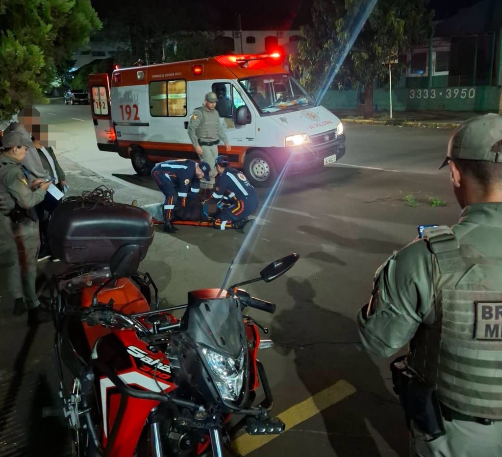 Condutor fica ferido após colisão entre duas motos no Centro de Ijuí