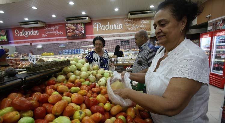 PIB fraco no segundo trimestre expõe fragilidade do consumidor brasileiro endividado que já não compra a crédito