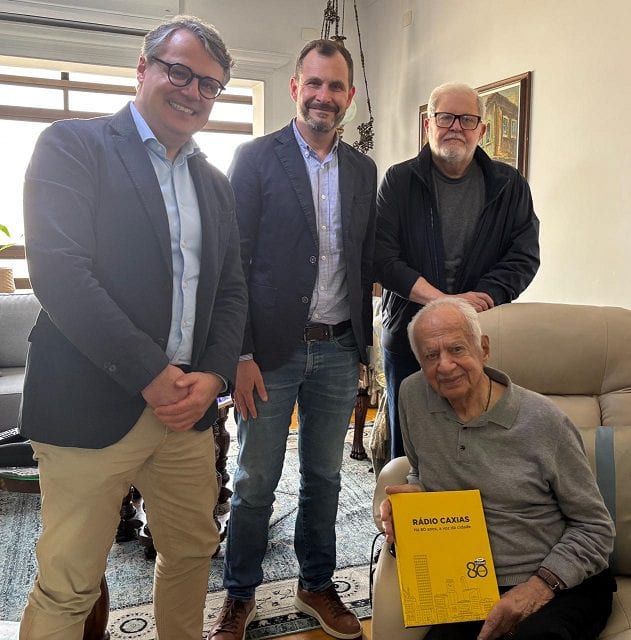 Direção da Rádio Caxias entrega livro histórico dos 80 anos ao ex-governador Pedro Simon e visita veículos de imprensa n