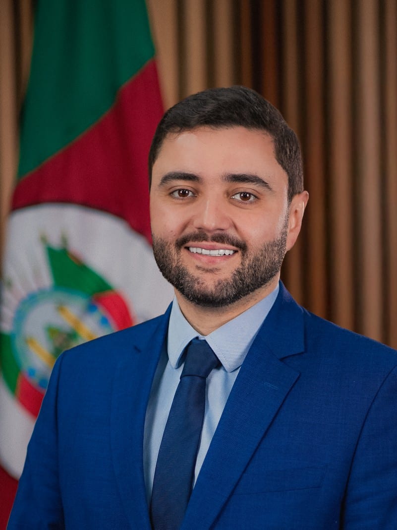 Gabriel Souza diverge do isentão Eduardo Leite e crava voto em Flávio Bolsonaro