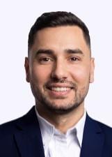 O vereador Felipe Faller (PL) e o produtor rural e liderança política Celso Lopes estão no posto do bairro Marina, em Ca