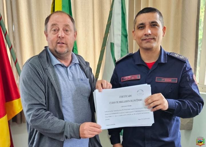 O prefeito Lairton Koeche recebeu do Tenente Ederson Castro, do Corpo de Bombeiros de Tapera, os certificados de conclus