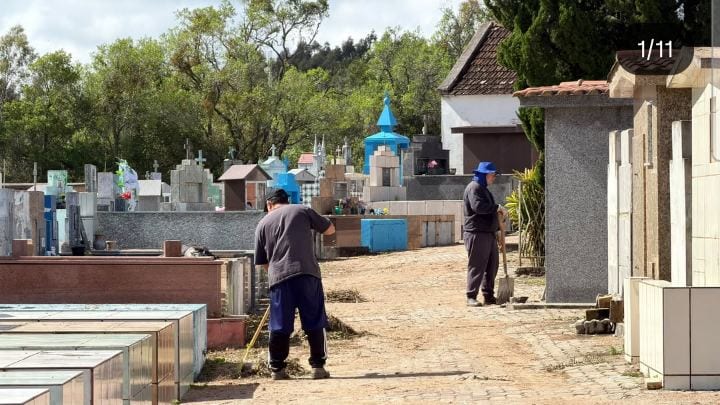 A equipe da Secretaria Municipal de Infraestrutura está realizando serviços de limpeza e manutenção no Cemitério Municip
