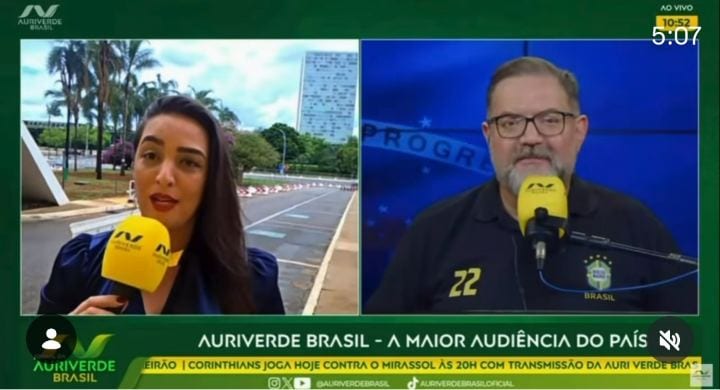 Confiram o momento em que a Jornalista @senadeborah é abordada por um policial legislativo enquanto ela estava ao vivo p