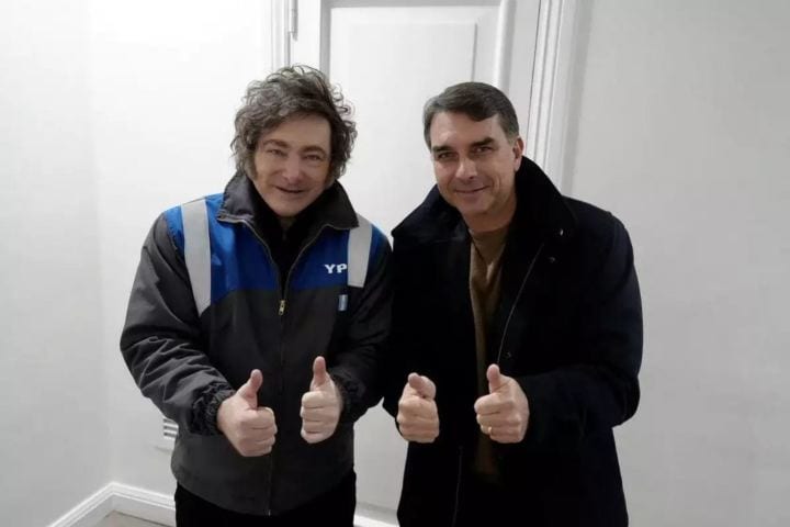 Assessor do presidente Javier Milei ajudou a organizar a fuga de Flávio Bolsonaro, diz o jornal argentino Clarín - http