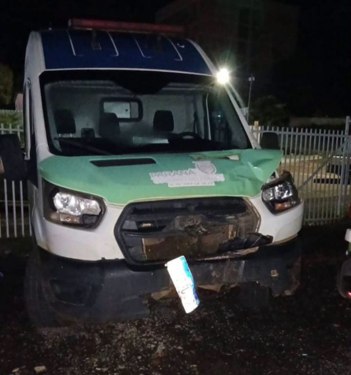 ACIDENTE ENTRE AMBULÂNCIA DE PITANGA E MOTO DEIXA HOMEM FERIDO NA PRC-466