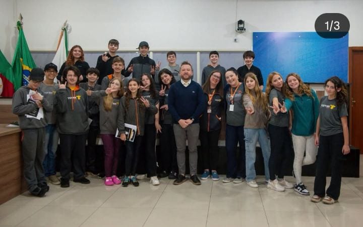 Estudantes do Colégio Totem visitam a Câmara de Vereadores de Cruz Alta