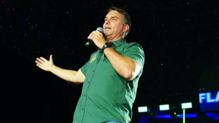 POLÍTICA l Flávio Bolsonaro abre sigilos ao TSE e cobra Lula a revelar gastos do cartão corporativo