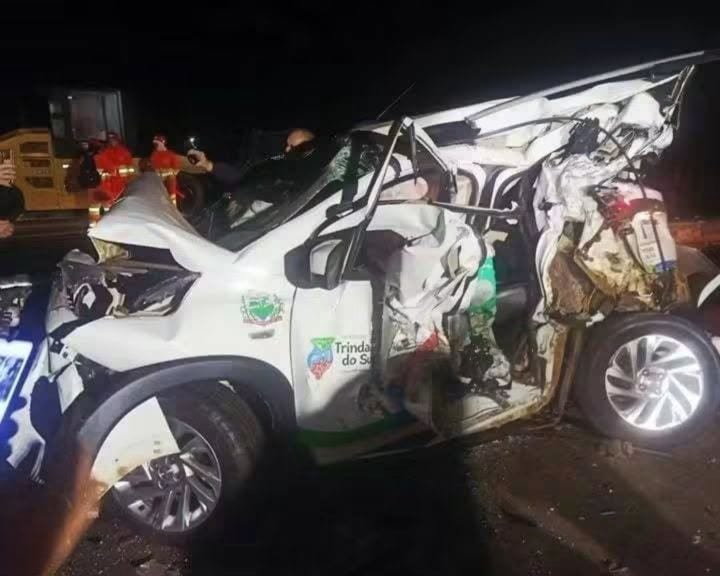 Acidente entre carreta e veículo oficial de Trindade do Sul deixa quatro pessoas feridas na BR-386