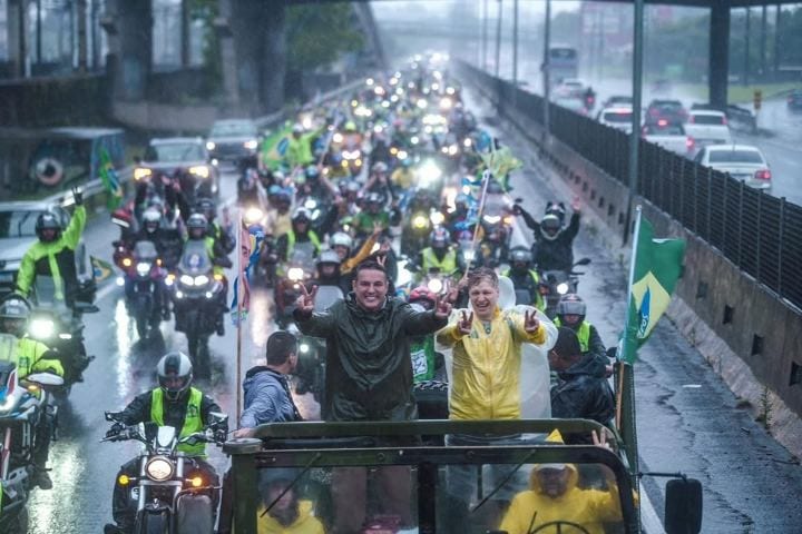 A chuva não impediu que milhares de apoiadores de Flávio Bolsonaro fossem às ruas de Porto Alegre neste sábado (24), em