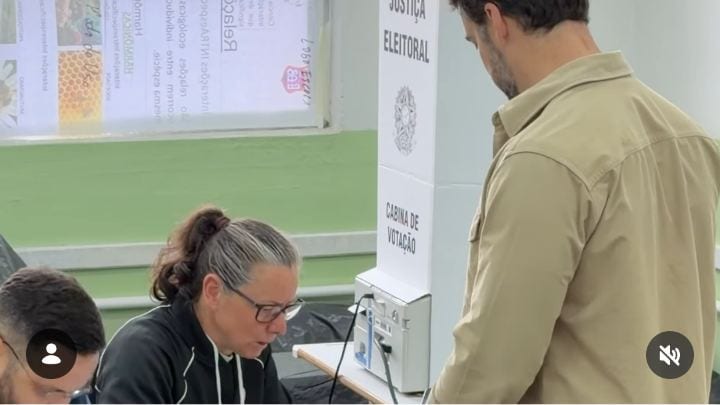 **ELEIÇÕES 2026 |** O governador do Rio Grande do Sul, Eduardo Leite, registrou seu voto neste domingo (25), segundo tur