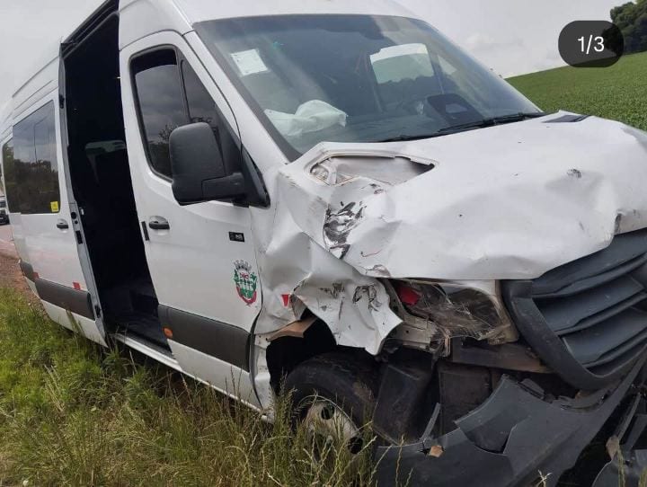 Motorista fica ferido após carro colidir com van da Secretaria de Saúde no Rio Grande do Sul