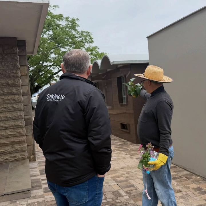 *Prefeito Beto Carnevalli acompanha preparação do Cemitério Municipal para o Dia de Finados*