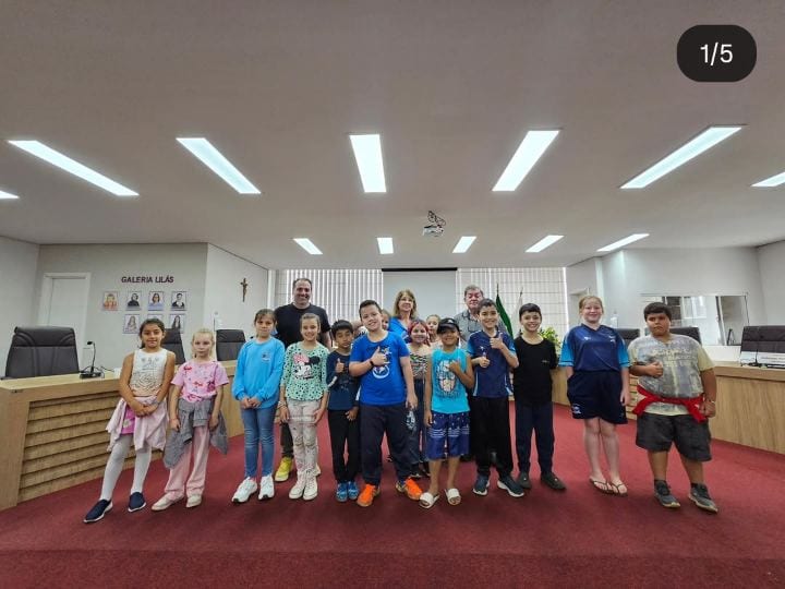 Nesta quarta-feira, 28, a Câmara de Vereadores de Frederico Westphalen recebeu a visita dos alunos do 3º ano da Escola M
