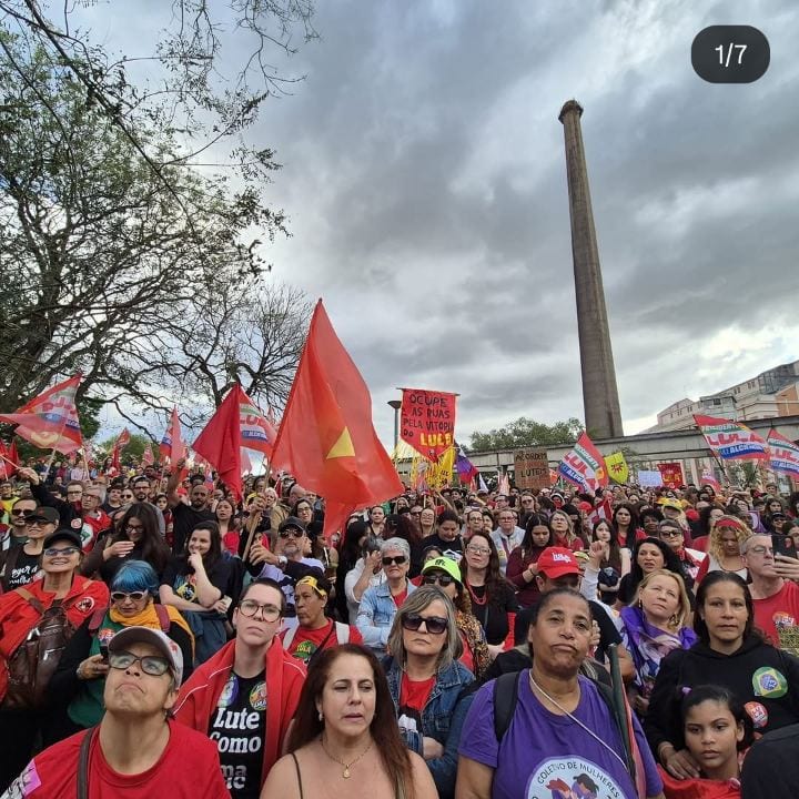 Milhares de mulheres marcham em Porto Alegre pelo 'Mulheres com Lula' neste sábado (17)