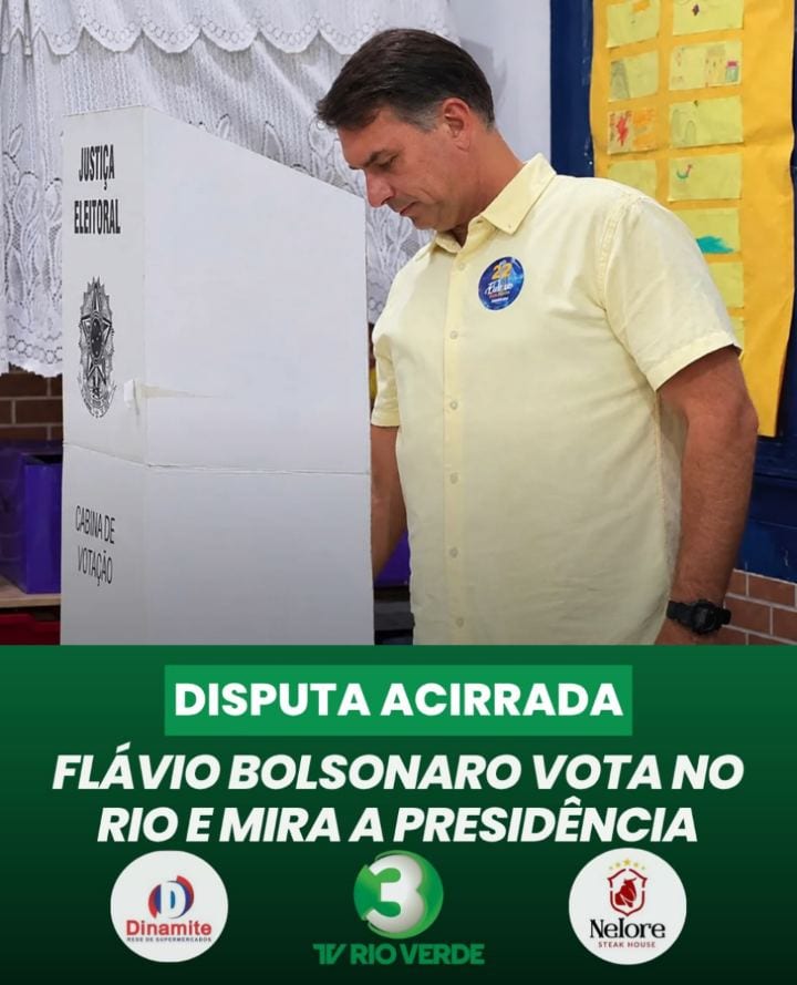 O senador Flávio Bolsonaro (PL) votou às 8h20 deste domingo (25), na Escola Municipal Barão Homem de Mello, em Vila Isab