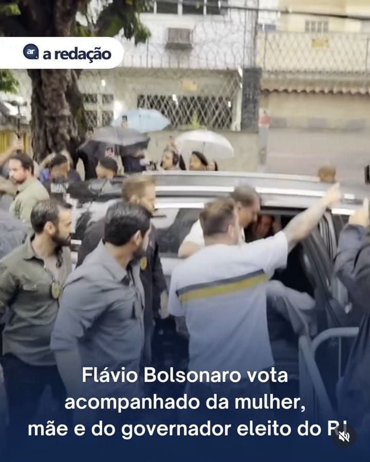 O senador Flávio Bolsonaro (PL), candidato à Presidência da República, votou em uma escola municipal em Vila Isabel, na